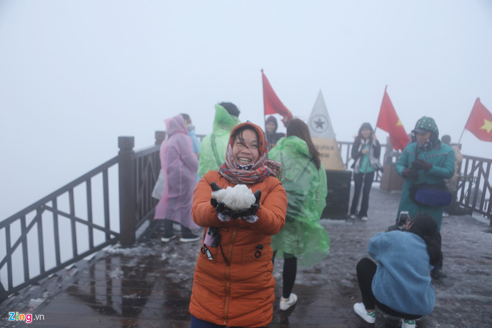 "Lần đầu tiên tôi nhìn thấy tuyết đấy", người phụ nữ khoái chí nói.