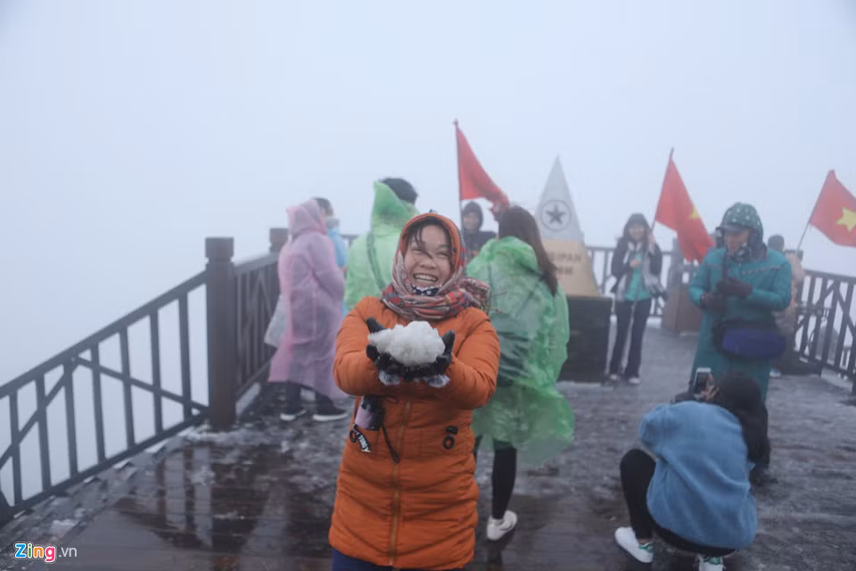 "Lần đầu tiên tôi nhìn thấy tuyết đấy", người phụ nữ khoái chí nói.