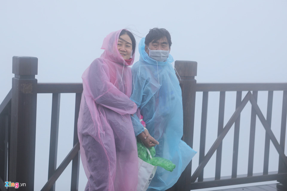 Trong khi đó, nhiều người khác co ro vì lạnh. Ngoài du khách quốc tế, phần lớn là người Việt Nam.