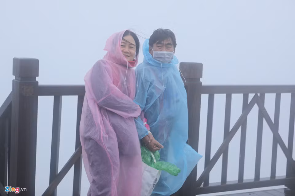 Trong khi đó, nhiều người khác co ro vì lạnh. Ngoài du khách quốc tế, phần lớn là người Việt Nam.