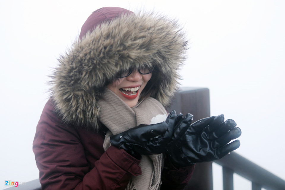 Chị Trang (đến từ Hải Dương) cho biết tình cờ đi chơi đã được hưởng hiện tượng thiên nhiên kỳ thú này và cảm thấy mình đầu năm đã gặp may mắn.