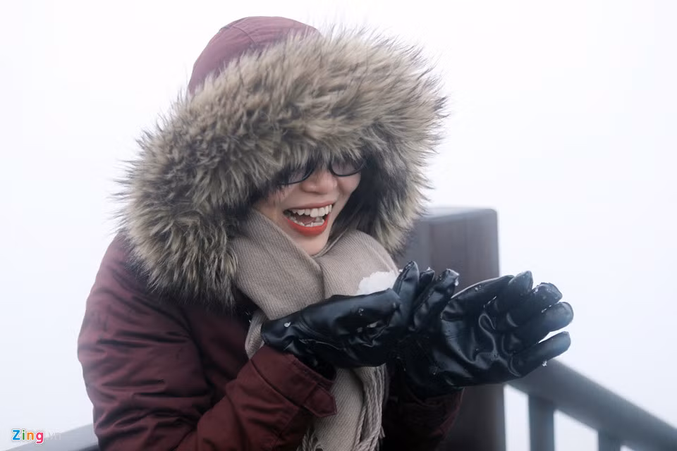 Chị Trang (đến từ Hải Dương) cho biết tình cờ đi chơi đã được hưởng hiện tượng thiên nhiên kỳ thú này và cảm thấy mình đầu năm đã gặp may mắn.