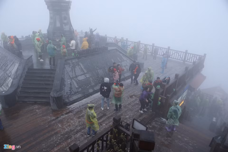 Tuyết bắt đầu rơi từ 8h30 ngày 18/2 trên đỉnh Fansipan. Ngay lập tức nhiều du khách đang ở Sa Pa liền đi cáp treo lên để chiêm ngưỡng.