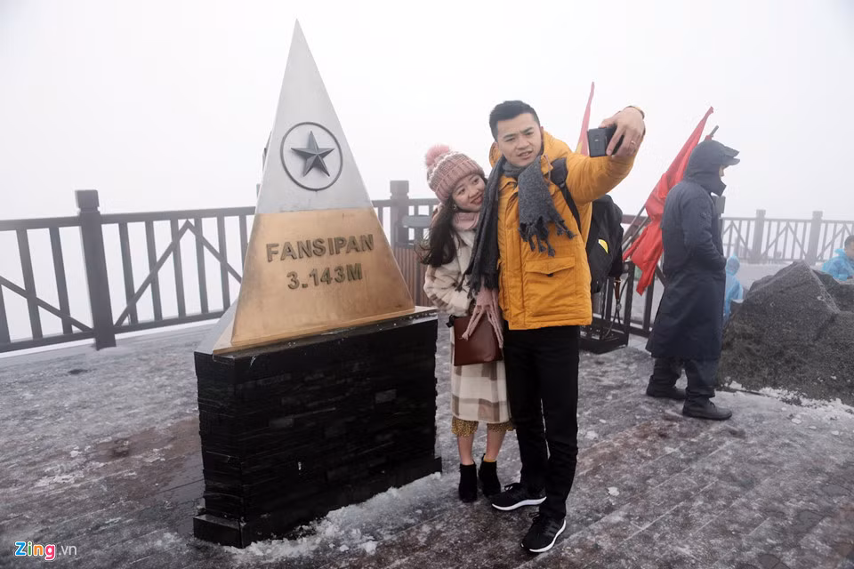 “Với nhiệt độ như vậy thì không thể xảy ra tình trạng mưa tuyết”, ông Lưu Minh Hải, Giám đốc Trạm Khí tượng Thủy văn Lào Cai cho biết. Lý giải về hiện tượng này, ông Hải cho rằng đây có thể là mưa tuyết xảy ra ở Trung Quốc, bị gió thổi đưa xuống phía nam. Khi gặp dãy Hoàng Liên Sơn, tốc độ gió giảm mạnh, khiến cho mưa tuyết rơi xuống và bao phủ đỉnh Fansipan.