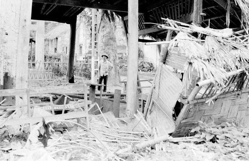 Cách đây 40 năm, rạng sáng 17/2/1979, toàn Đảng, toàn dân và toàn quân ta phải đương đầu với cuộc chiến tranh xâm lược trên toàn tuyến biên giới phía Bắc. Thực hiện Lệnh tổng động viên của Chủ tịch nước, quân và dân Việt Nam đã cầm súng, chiến đấu để bảo vệ từng tấc đất thiêng liêng của Tổ quốc. Trong ảnh: Ngôi nhà của anh Trần Văn Thịnh, phường Nguyễn Trãi, thị xã Hà Tuyên, tỉnh Hà Giang bị phá hủy hoàn toàn bởi đạn pháo của địch. (Ảnh: Long Sơn/TTXVN)