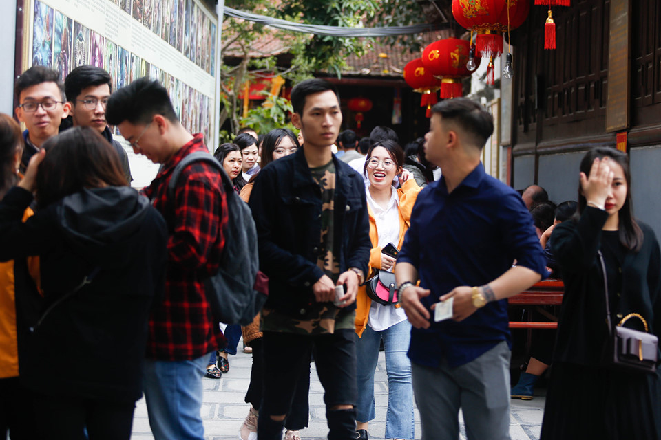 Mùng 10 tháng Giêng trùng với Lễ Tình nhân 14/2, lượng bạn trẻ đến chùa Hà (quận Cầu Giấy, Hà Nội) tăng đột biến. Thời tiết thủ đô hôm nay nắng ấm, gió nhẹ, thuận lợi cho việc du xuân lễ chùa đầu năm.