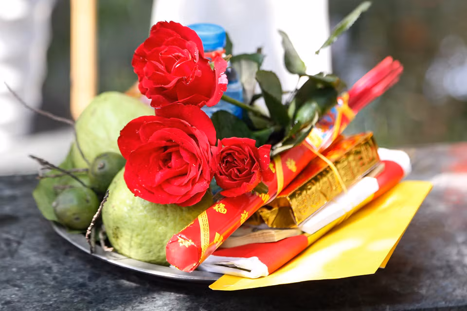 Mâm lễ cầu duyên ngoài hương vàng, giấy áo, miếng trầu, không thể thiếu vài bông hoa hồng - loài hoa tượng trưng cho tình yêu đối lứa - với tờ sớ cầu duyên.