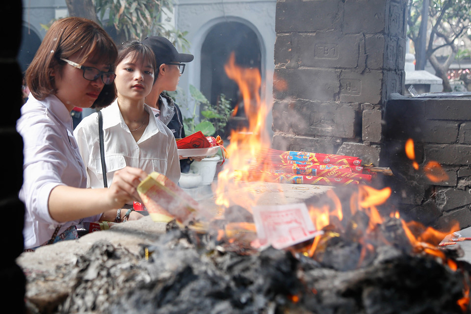Lò hoá vàng bên hồ Bán Nguyệt liên tục đỏ lửa trong dịp Lễ Tình nhân.