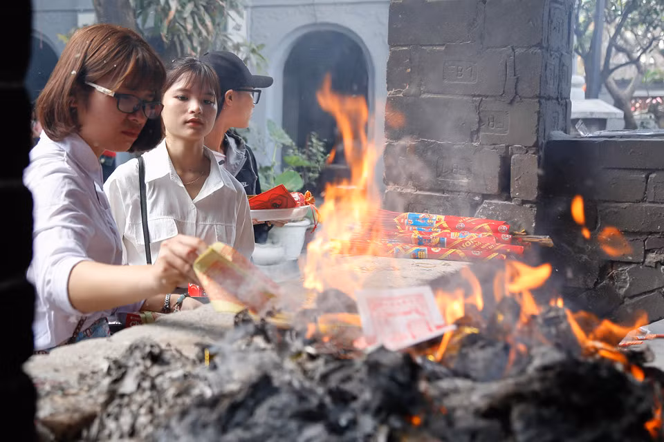 Lò hoá vàng bên hồ Bán Nguyệt liên tục đỏ lửa trong dịp Lễ Tình nhân.