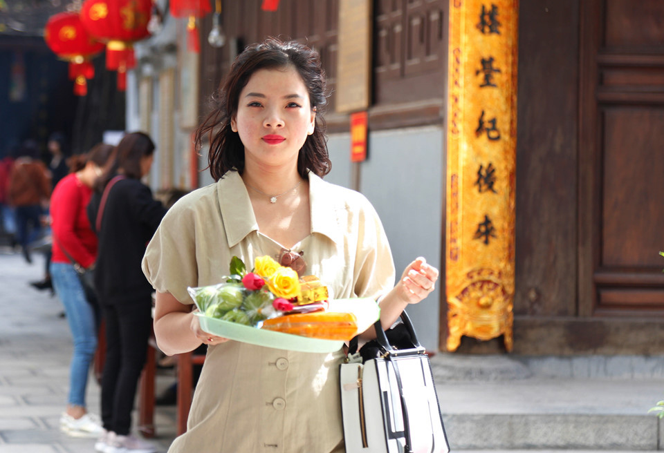 Hương (29 tuổi, nhân viên văn phòng) chia sẻ: "Nhân ngày đầu năm, mình đến chùa Hà để làm lễ dâng hương xin bình an và sức khoẻ cho gia đình, ngoài ra còn muốn cầu một chút may mắn cho tình duyên của mình nữa. Lần trước đến đây cùng đứa em, khi về, nó có người yêu nên mình quyết tâm đến thêm lần nữa xem có may mắn gặp được nửa kia như nó hay không".