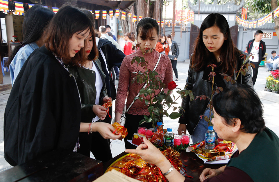 Một chiếc túi đỏ giá 10.000 đồng có bùa bình an gói gạo và gói muối nhỏ thể hiện sự ấm no, kèm thêm chiếc bật lửa với ý nghĩa cả năm may mắn.