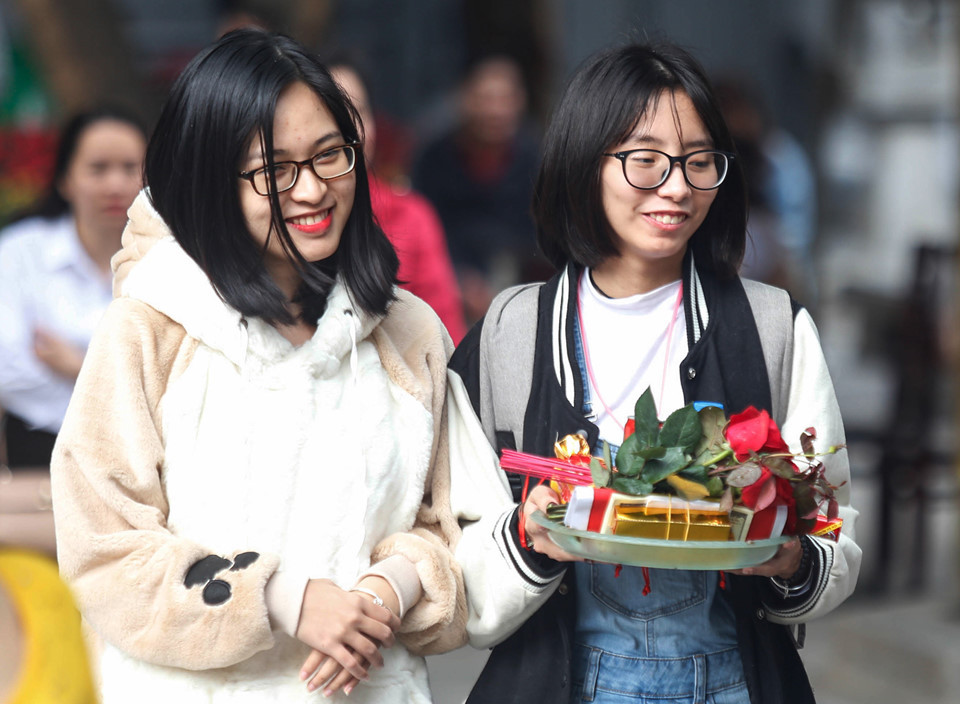 Các bạn trẻ rỉ tai nhau cứ thành tâm mà đến chùa Hà, những người cô đơn sẽ tìm được ý trung nhân của mình, còn các đôi trẻ sẽ càng thêm bền chặt, hạnh phúc.