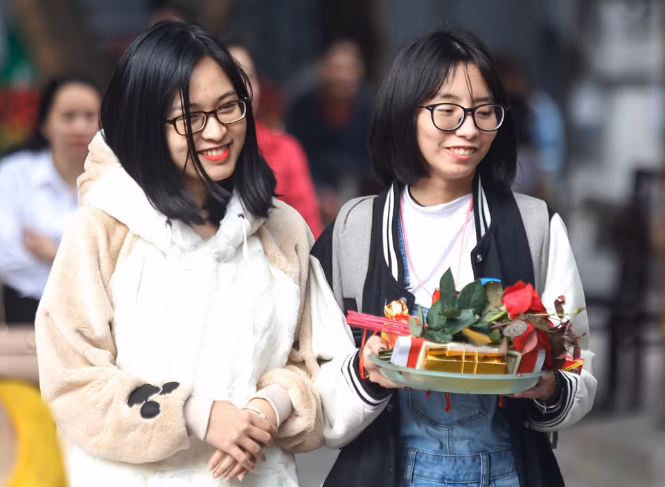 Các bạn trẻ rỉ tai nhau cứ thành tâm mà đến chùa Hà, những người cô đơn sẽ tìm được ý trung nhân của mình, còn các đôi trẻ sẽ càng thêm bền chặt, hạnh phúc.