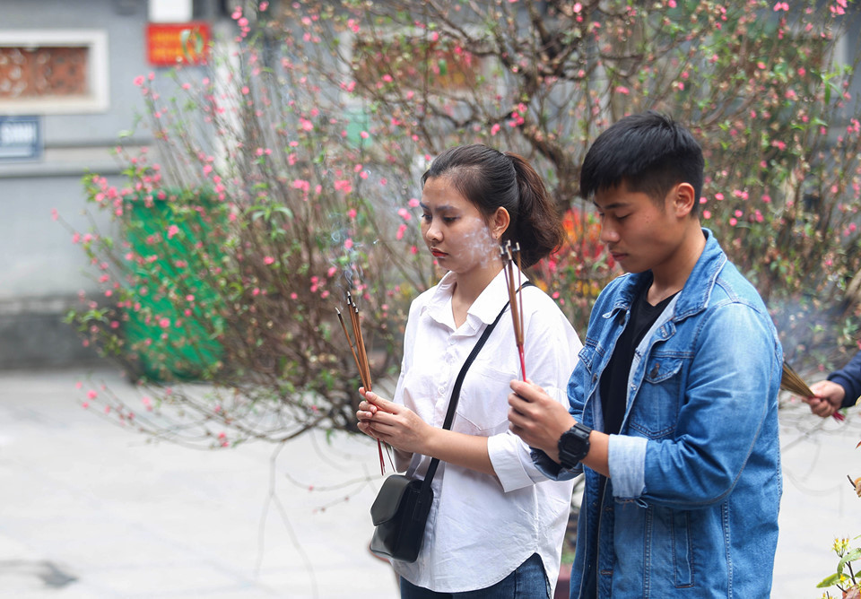 Không chỉ nam nữ "cô đơn lẻ bóng", các đôi trẻ cũng cùng nhau đi lễ chùa đầu năm với ước nguyện tình yêu họ sẽ được viên mãn, bền chặt.