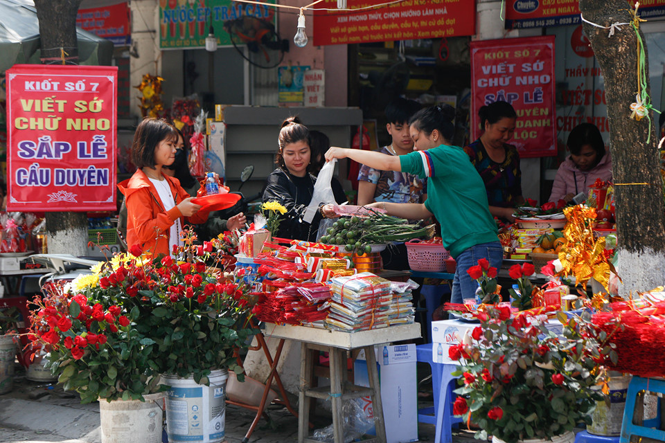 Chị Hoa (bán đồ lễ ngoài chùa) chia sẻ: "Những ngày đầu năm lượng khách đổ về chùa rất đông, tăng gấp 4-5 lần trong năm. Càng gần ngày lễ tình nhân, nhu cầu sắp lễ dâng hương của các bạn càng tăng cao, vì thế nên thu nhập của chúng tôi cũng khá hơn những ngày thường".