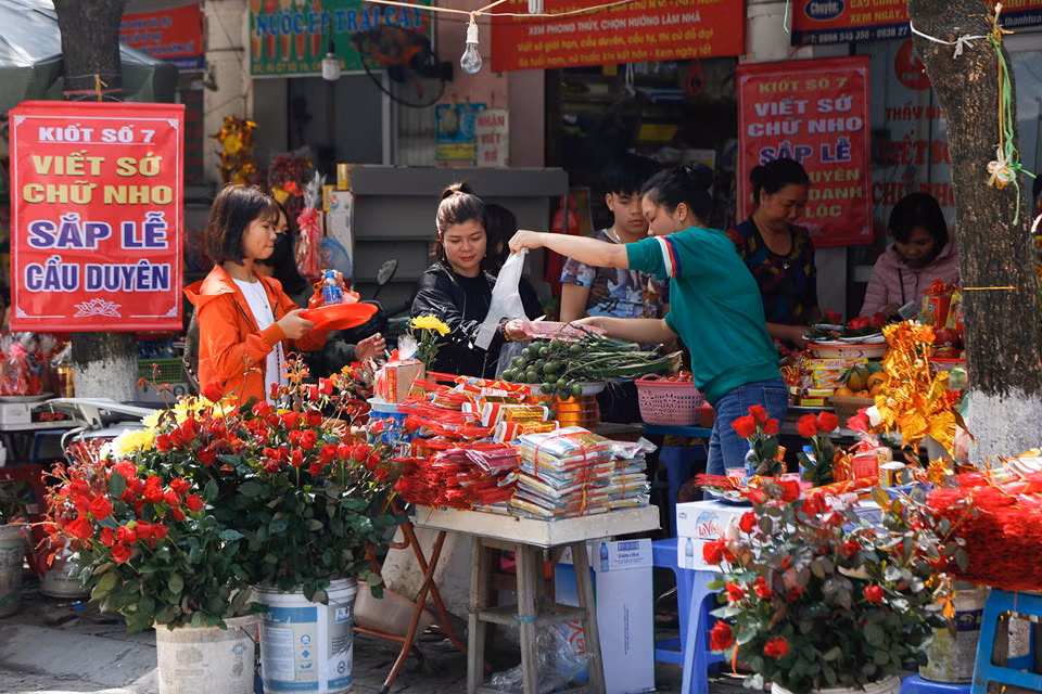 Chị Hoa (bán đồ lễ ngoài chùa) chia sẻ: "Những ngày đầu năm lượng khách đổ về chùa rất đông, tăng gấp 4-5 lần trong năm. Càng gần ngày lễ tình nhân, nhu cầu sắp lễ dâng hương của các bạn càng tăng cao, vì thế nên thu nhập của chúng tôi cũng khá hơn những ngày thường".