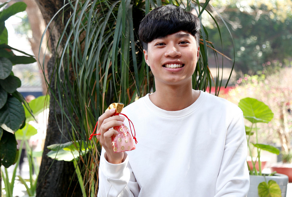 Thịnh (23 tuổi, ĐH Điện Lực) hào hứng khoe chiếc túi vừa mua. Hôm nay là Lễ Tình nhân, nhưng vì chưa có người yêu nên cậu đi cầu duyên một mình. "Hy vọng năm sau mình sẽ có người ấy đi cùng. Mình chẳng đặt tiêu chuẩn cho nửa kia, chỉ mong tìm được người thật lòng và phù hợp với mình mà thôi", Thịnh nói.