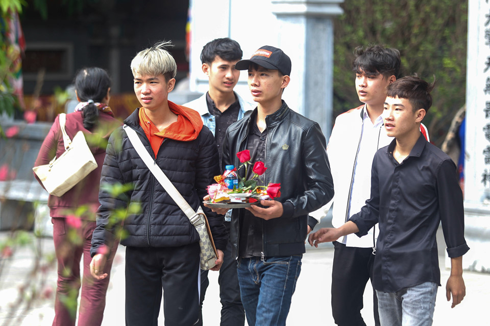 Không chỉ các bạn nữ, nam giới cũng rủ nhau mua lễ đến chùa Hà dâng hương với ước mong đường tình duyên của mình gặp nhiều thuận lợi.