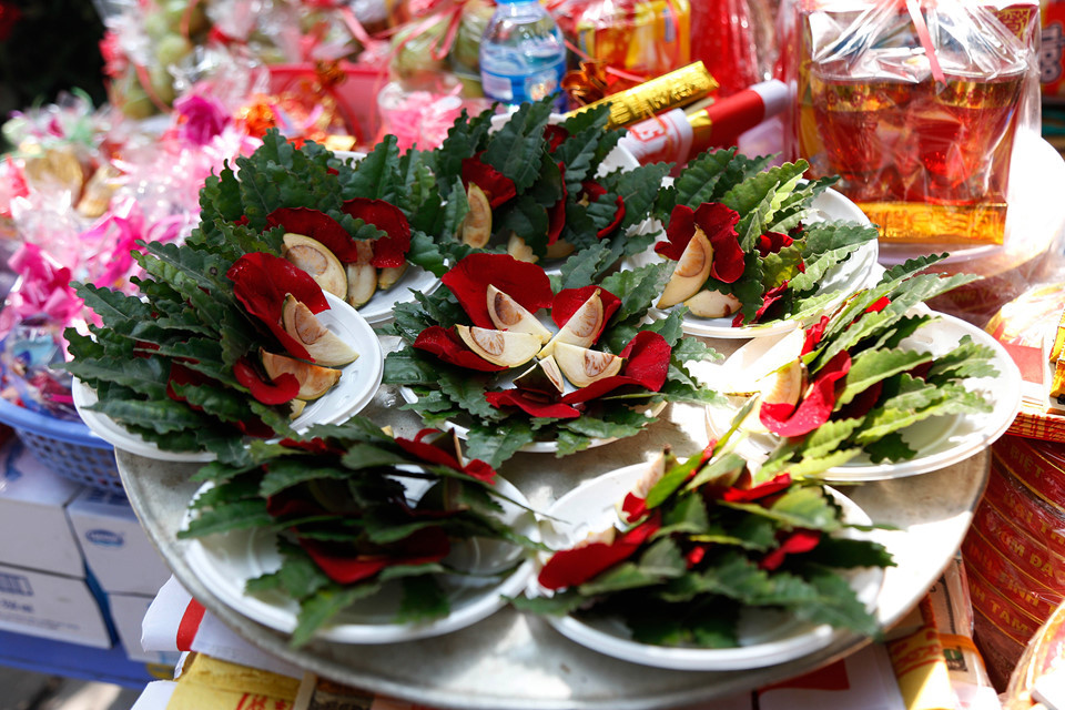 Tại đây còn có những miếng trầu được têm cánh hoa hồng, là đặc trưng riêng ở chùa Hà.