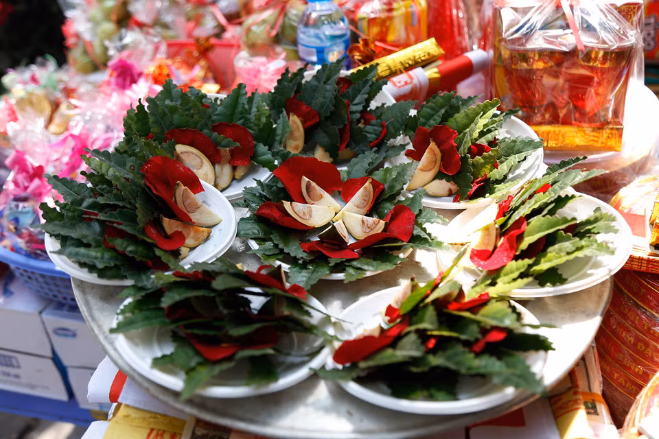 Tại đây còn có những miếng trầu được têm cánh hoa hồng, là đặc trưng riêng ở chùa Hà.