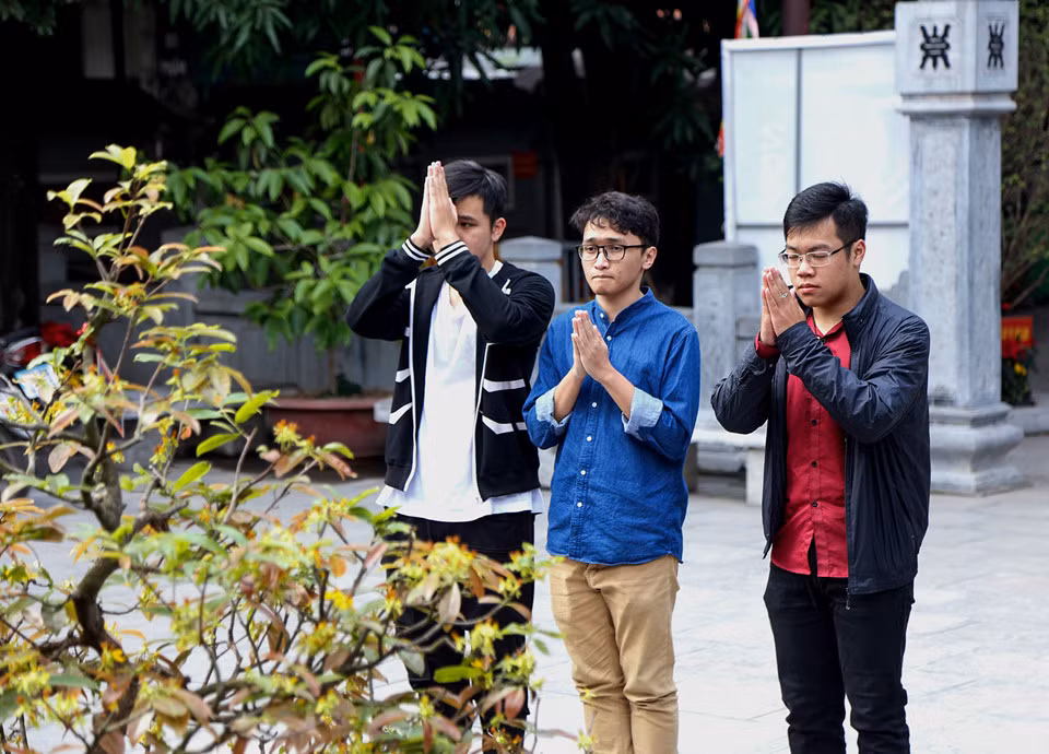 Thông thường ở các ngôi chùa khác, rất ít nam thanh nữ tú đến lễ bái như ở chùa Hà.