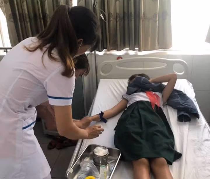 Uong tra sua tran chau, 19 hoc sinh nhap vien