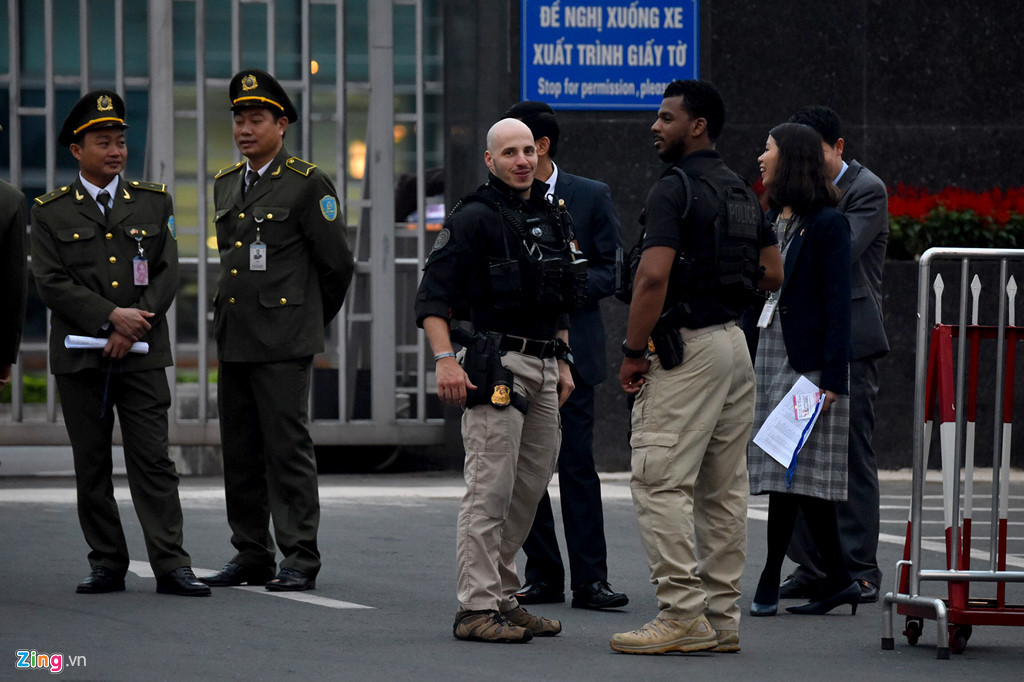 Mỗi khi tổng thống lên kế hoạch công du, các nhân viên thuộc Cơ quan Mật vụ Mỹ sẽ phải đến thăm dò địa điểm trước ít nhất 3 tháng. Tại đó, họ gặp chính quyền địa phương để làm công tác hậu cần cho chuyến đi.