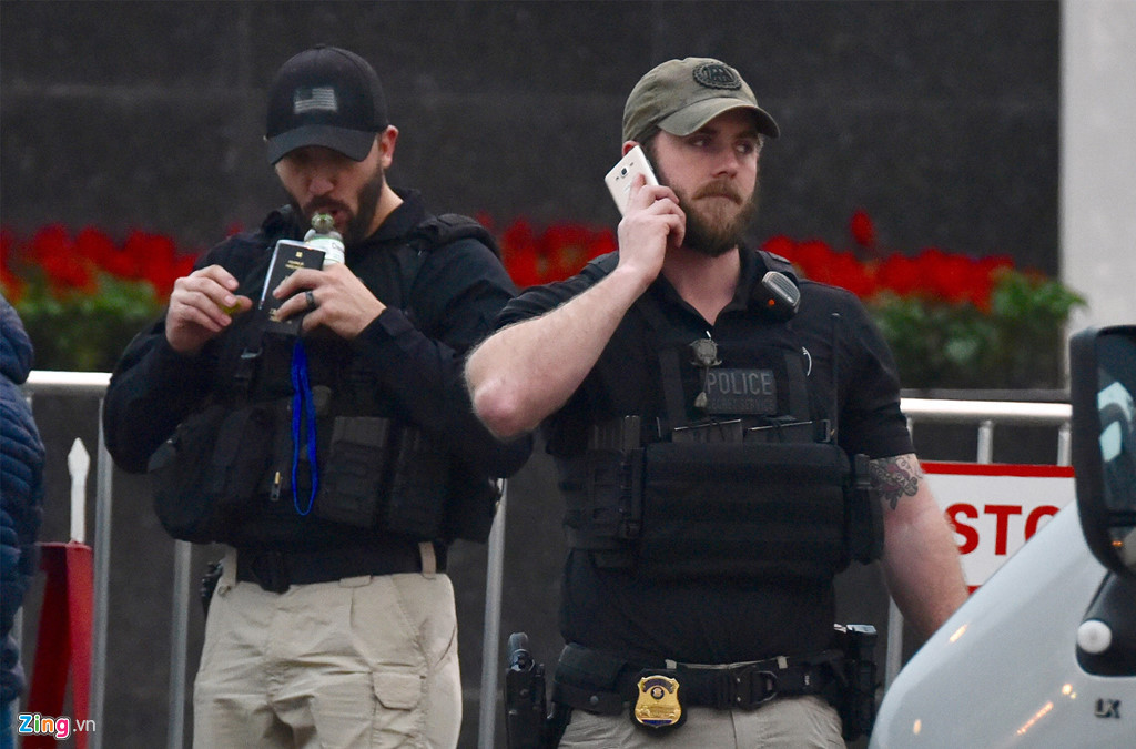 Các mật vụ cơ bắp cuồn cuộn, vũ trang được trang bị tận răng.