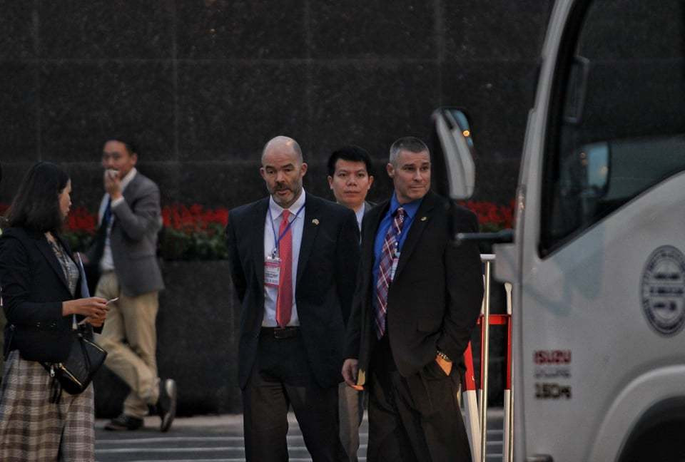 Trái ngược với hình ảnh đơn giản, nghiêm nghị của đội cận vệ Triều Tiên, đội cận vệ của Tổng thống Donald Trump thường xuất hiện với bộ đồ vest thi thoảng họ còn đeo kính đen trông rất "ngầu".