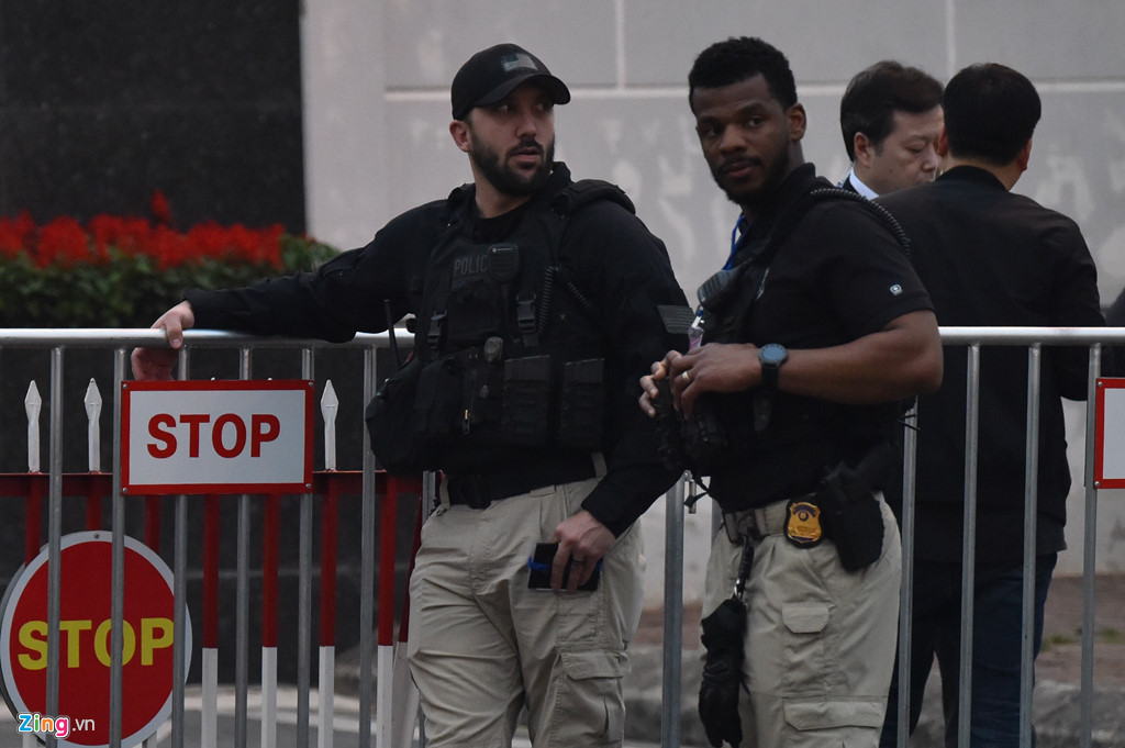 Bên cạnh những bộ vest lịch lãm, những mật vụ Mỹ còn sẵn sàng áo chống đạn cùng vũ trang đầy đủ.