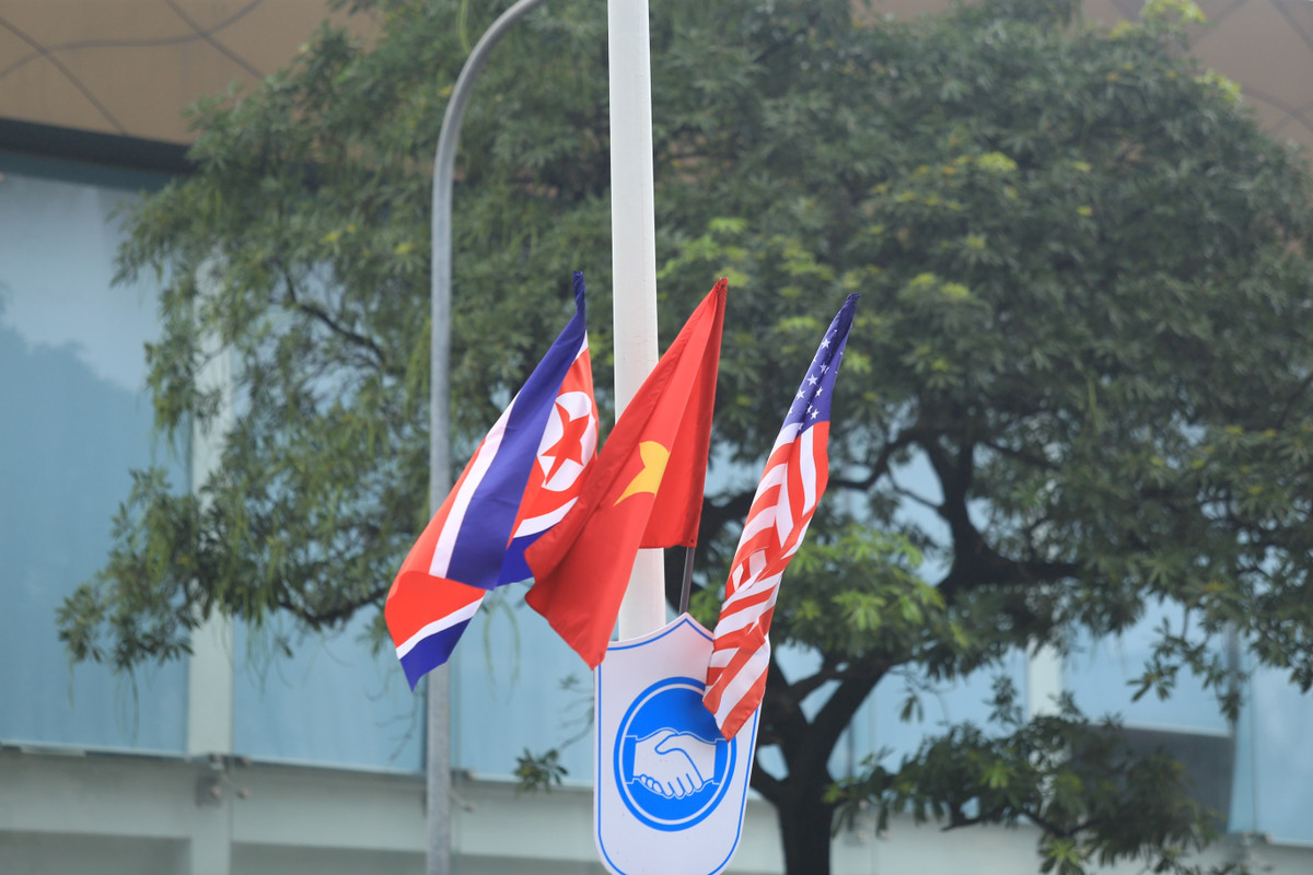 Quốc kỳ của nước chủ nhà tổ chức sự kiện và 2 nước Mỹ - Triều Tiên cùng được trang trí, tung bay.