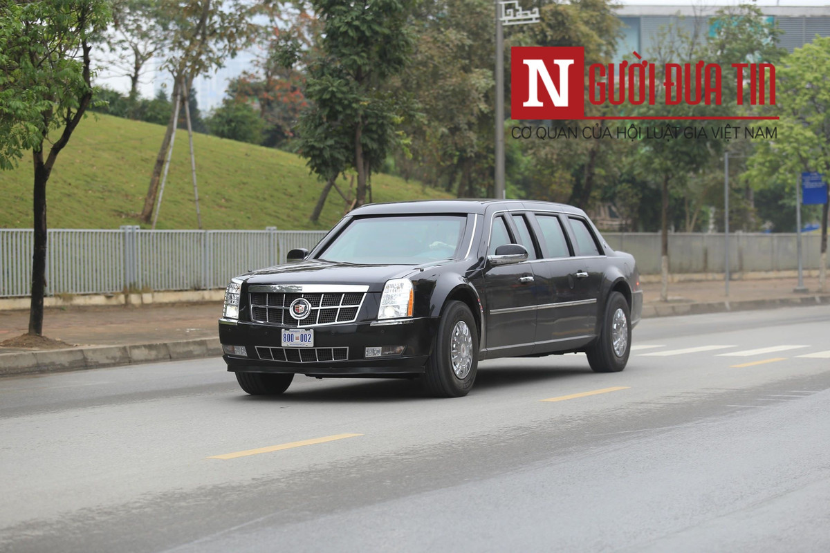 Sáng 23/2, chiếc xe trở TT Donald Trump đã tới Việt Nam. Hội nghị Thượng đỉnh Mỹ-Triều Tiên sẽ chính thức diễn ra từ 27-28/2 tại Thủ đô Hà Nội. Từ nhiều ngày trước khi hội nghị diễn ra TP. Hà Nội đã tất bật trang trí hè phố. Nhiều hè phố, tuyến đường đều được trang hoàng với cờ, bằng rôn, hoa...sẵn sàng chào đón hội nghị. Sau đây là hình ảnh ghi nhận của PV báo Người Đưa Tin ghi nhận: