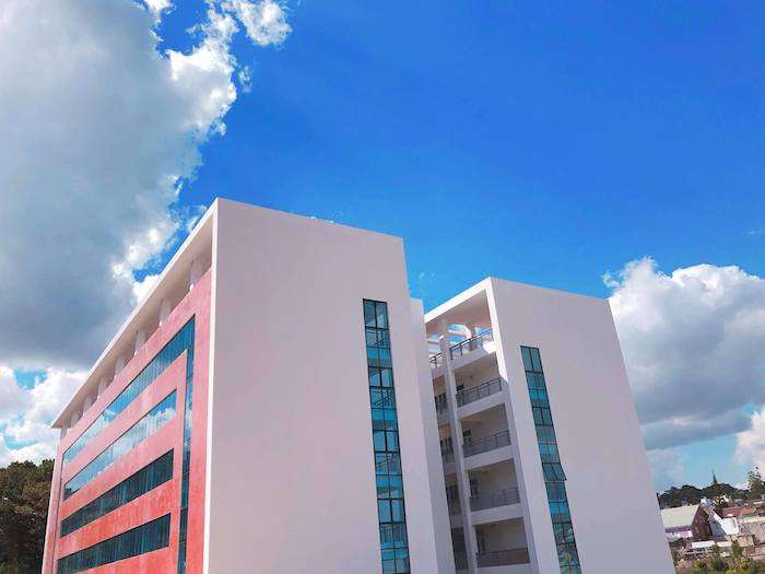 Đại học Đà Lạt là trường học đa ngành, đại diện duy nhất của vùng Tây Nguyên được xếp vào nhóm 25 trường đại học tốt nhất tại Việt Nam, theo công bố đầu năm 2019 của Bảng xếp hạng đại học Webometrics. Trước đây, Đại học này được xem là một trong những trường có cảnh quan đẹp nhất Đông Nam Á. (Ảnh: Duong Thuy Le)