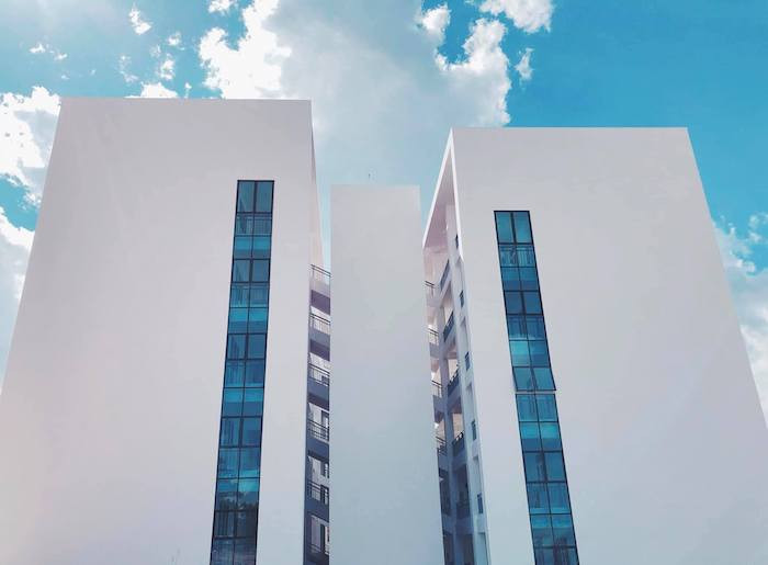 Toàn bộ ngôi trường là tổ hợp của 40 tòa nhà nằm len lỏi giữa rừng thông, thiết kế theo kiến trúc của Pháp. Mỗi toà đều mang dáng vẻ riêng, đặc trưng của mỗi ngành học. (Ảnh: Duong Thuy Le)