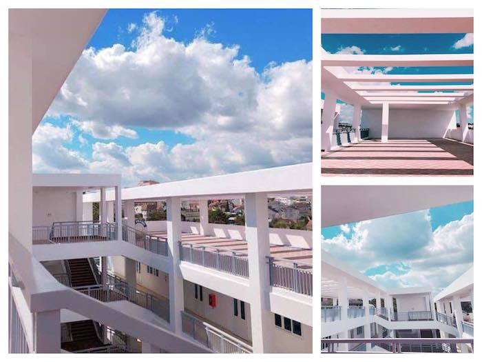 Những toà nhà trắng muốt nổi bật trên nền trời xanh cùng với sự kết nối giữa không gian trong và ngoài tạo khung cảnh lãng mạn và bình yên. (Ảnh: Duong Thuy Le)