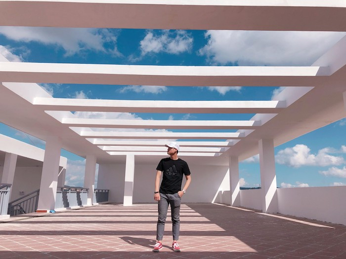 Chúng ta vẫn thường đắm chìm trong cảnh quan của những ngôi trường quốc tế, nơi có thể cho ra đời những bức ảnh nghìn like dù bạn đứng ở bất kỳ góc nào. Tuy nhiên, các bạn trẻ có thể tìm đến khu vực tầng thuợng của Đại học Đà Lạt đầy nắng và gió, hứa hẹn đây sẽ là tụ điểm check-in cực hot của giới trẻ. (Ảnh: Huynh Huu Truong)