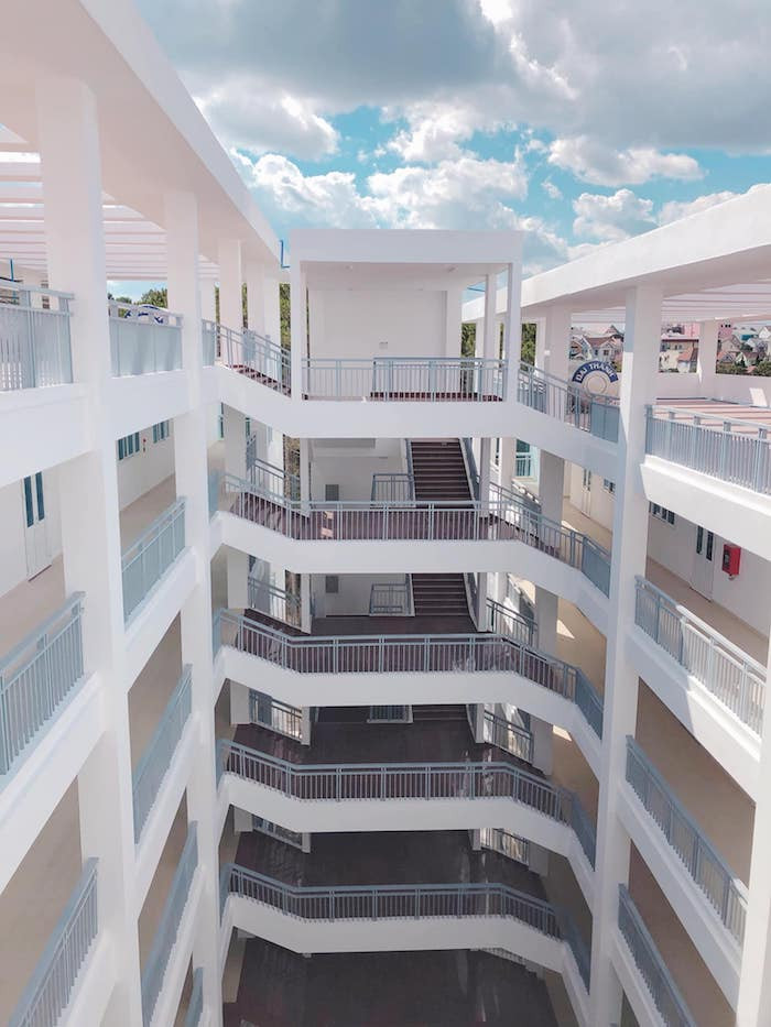 Điểm ấn tượng nhất của Đại học Đà Lạt có lẽ là không gian rộng lớn, hùng vĩ trên đồi thông. Trường ẩn mình trong những hàng cây cao vút, kề bên những con dốc đặc trưng của Đà Lạt. Hình ảnh ngôi trường này sau một ngày đăng tải đã nhận được gần 20.000 lượt thích cùng 2.000 lượt chia sẻ từ cộng đồng mạng. (Ảnh: Duong Thuy Le) 