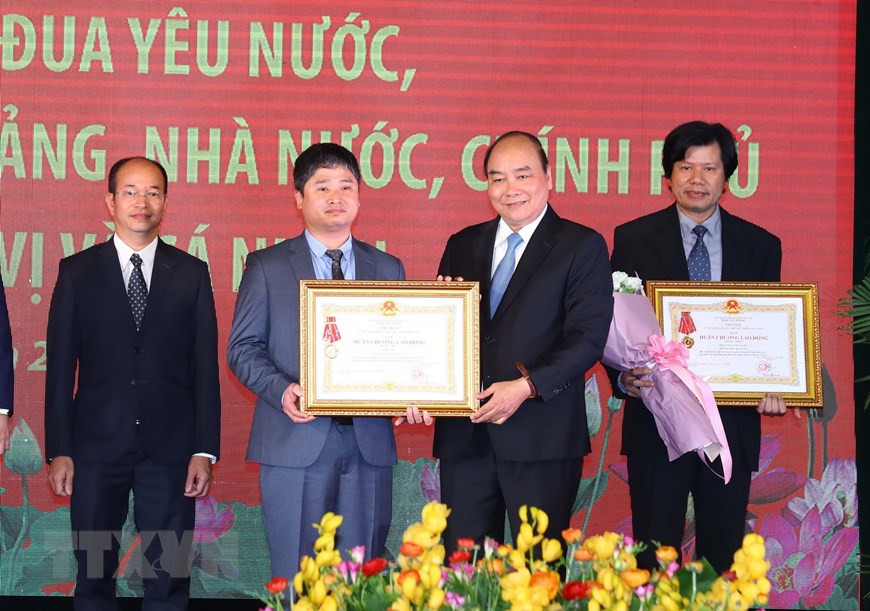 Thủ tướng Chính phủ Nguyễn Xuân Phúc trao Huân chương Lao động hạng Nhì cho Khoa Nhi - Bệnh viện Bạch Mai (Bộ Y tế). (Ảnh: Thống Nhất/TTXVN)