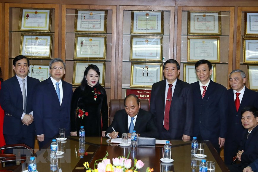 Thủ tướng Nguyễn Xuân Phúc ghi lưu bút tại phòng truyền thống Bệnh viện Bạch Mai. (Ảnh: Thống Nhất/TTXVN)