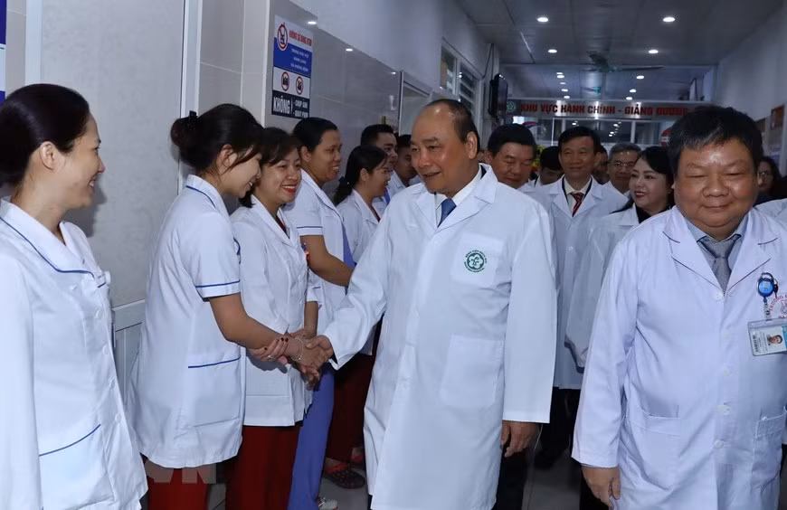 Nhân ngày Thầy thuốc Việt Nam 27/2, Thủ tướng Chính phủ Nguyễn Xuân Phúc gửi lời chúc tới các y, bác sỹ tại khoa Cấp cứu (Bệnh viện Bạch Mai). (Ảnh: Thống Nhất/TTXVN)