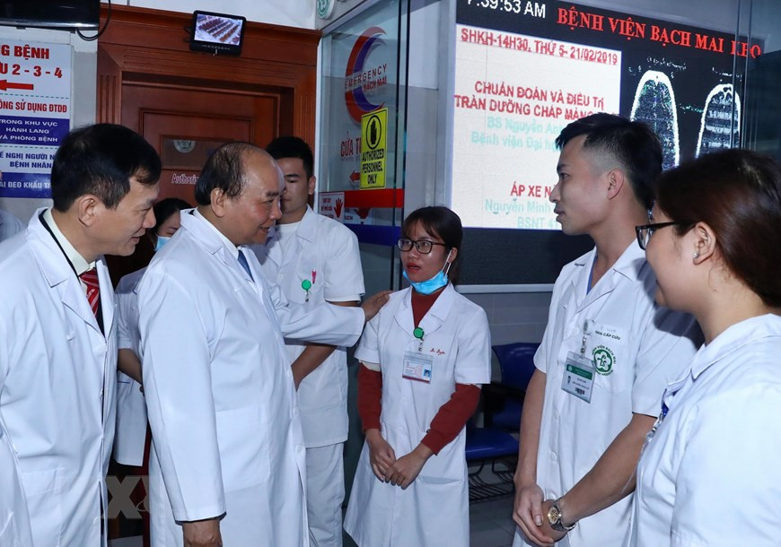 Thủ tướng Chính phủ Nguyễn Xuân Phúc động viên các y, bác sỹ trẻ tại Bệnh viện Bạch Mai. (Ảnh: Thống Nhất/TTXVN)