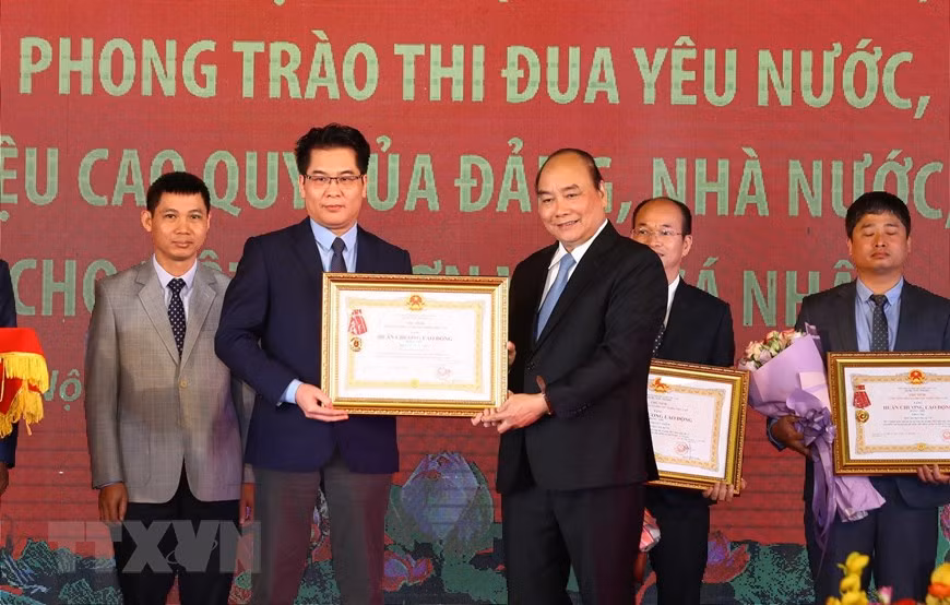 Thủ tướng Chính phủ Nguyễn Xuân Phúc trao Huân chương Lao động cho các tập thể và cá nhân. (Ảnh: Thống Nhất/TTXVN)