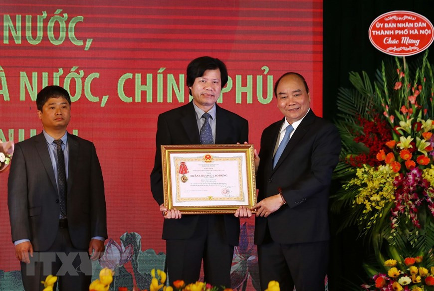 Thủ tướng Chính phủ Nguyễn Xuân Phúc trao Huân chương Lao động hạng Nhất cho Khoa Thận nhân tạo - Bệnh viện Bạch Mai (Bộ Y tế). (Ảnh: Thống Nhất/TTXVN) 