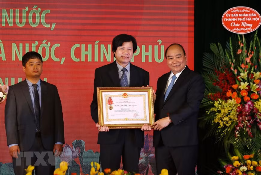 Thủ tướng Chính phủ Nguyễn Xuân Phúc trao Huân chương Lao động hạng Nhất cho Khoa Thận nhân tạo - Bệnh viện Bạch Mai (Bộ Y tế). (Ảnh: Thống Nhất/TTXVN) 