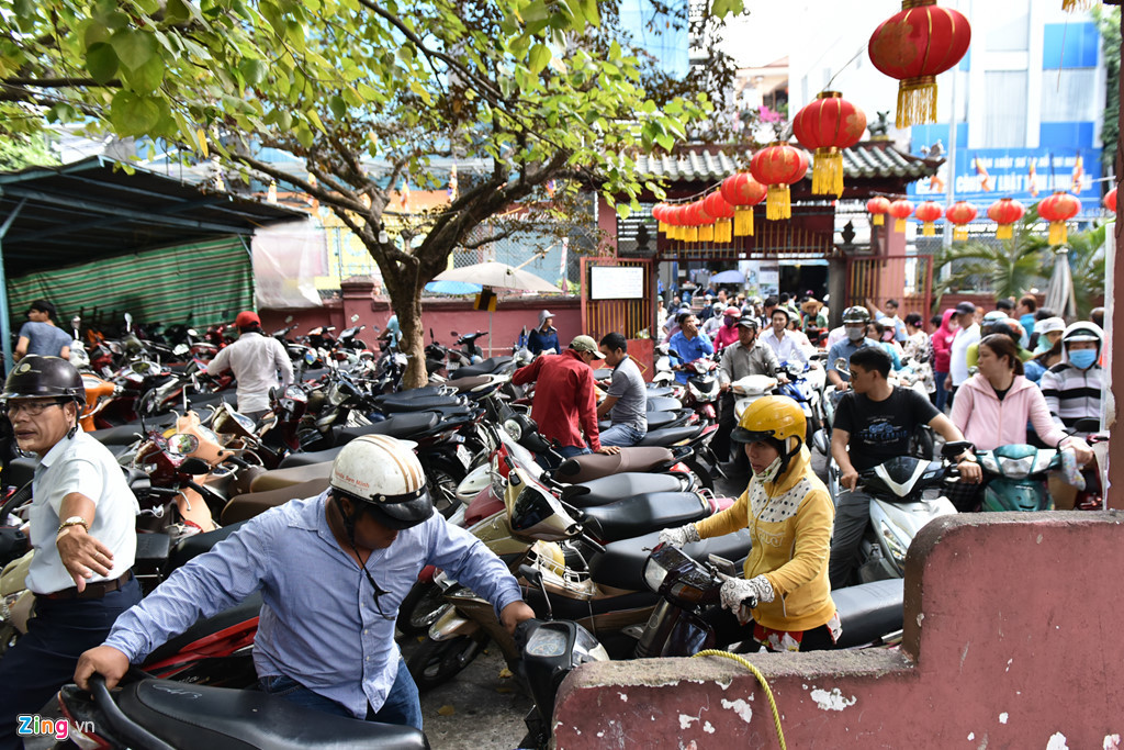 Bãi giữ xe ngay trước sân chùa kẹt cứng xe cộ của người đi lễ.