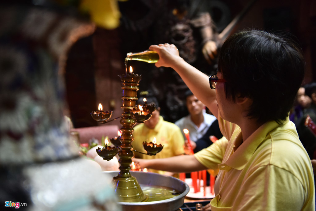 Lễ rót dầu là một trong những phong tục của người Hoa, việc châm dầu ăn vào đèn mang ý nghĩa tiếp thêm sự suôn sẻ trong mọi điều như công việc, tuổi thọ, sức khỏe...