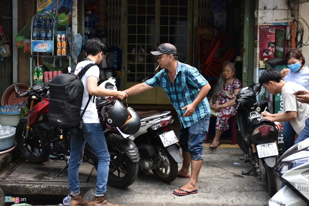 Phía bên ngoài, nhiều điểm giữ xe tự phát mọc lên rất nhiều, các điểm này giữ xe với giá tiền gấp 4 lần giá giữ xe trong chùa.