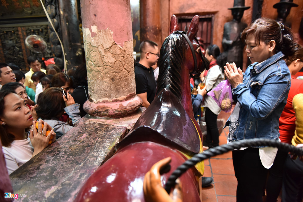 Đình Thần Tài cũng là một trong những nơi đông đúc người ghé qua.