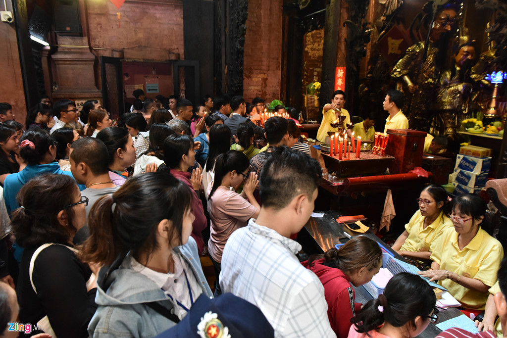 Bên trong khu chánh điện, nơi thờ Ngọc Hoàng theo tín ngưỡng người Hoa luôn đông nghẹt người chen chúc nhau. Người dân mua dầu hoặc hoa quả rồi lễ bái tại đây.