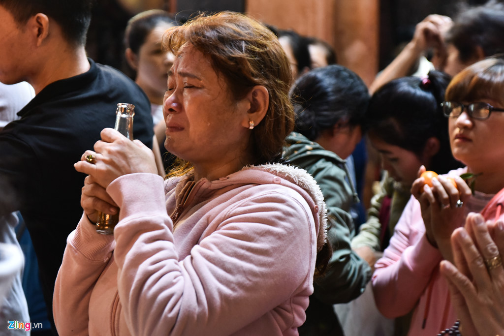 Chùa Ngọc Hoàng nổi tiếng linh thiêng, ngày đầu năm từ già trẻ, lớn bé, gái trai đều tìm đến chùa, mỗi người một nguyện ước: cầu bình an, cầu sức khỏe, cầu tình duyên... và cầu đường con cái.